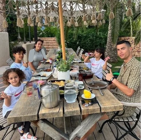 صبحانه رونالدو و خانواده