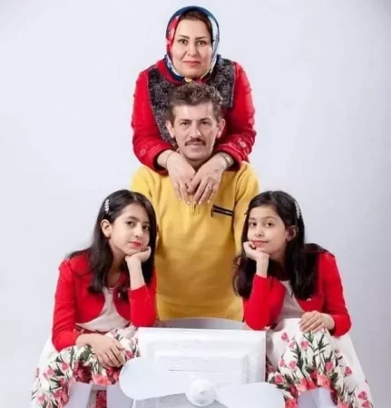 سیروس همتی در کنار خانم و دو دخترش
